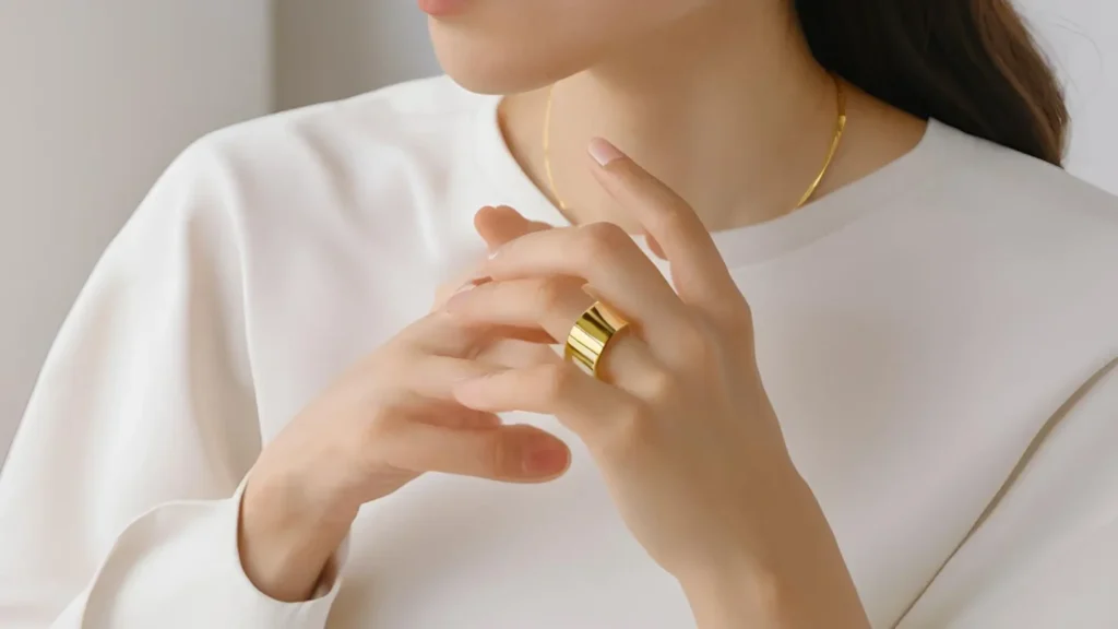 Mujer con anillo de brass chapado en oro de 22 kilates.