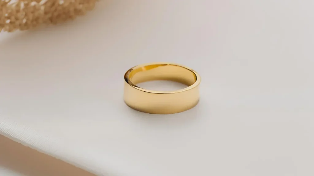 Anillo de hombre minimalista enchapado en oro de 18 kilates.