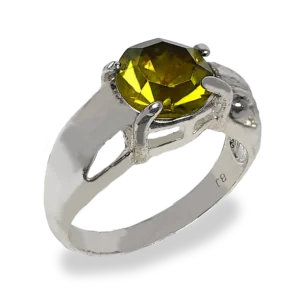 Anillo de plata con piedra verde y rodinado