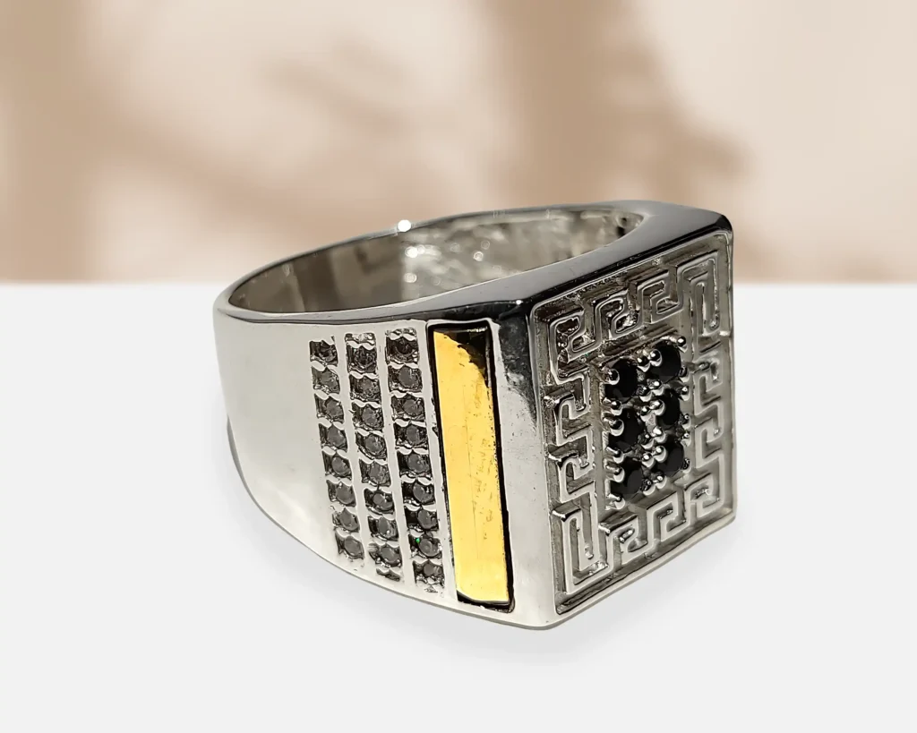 Anillo de oro blanco con láminas de oro de 24k