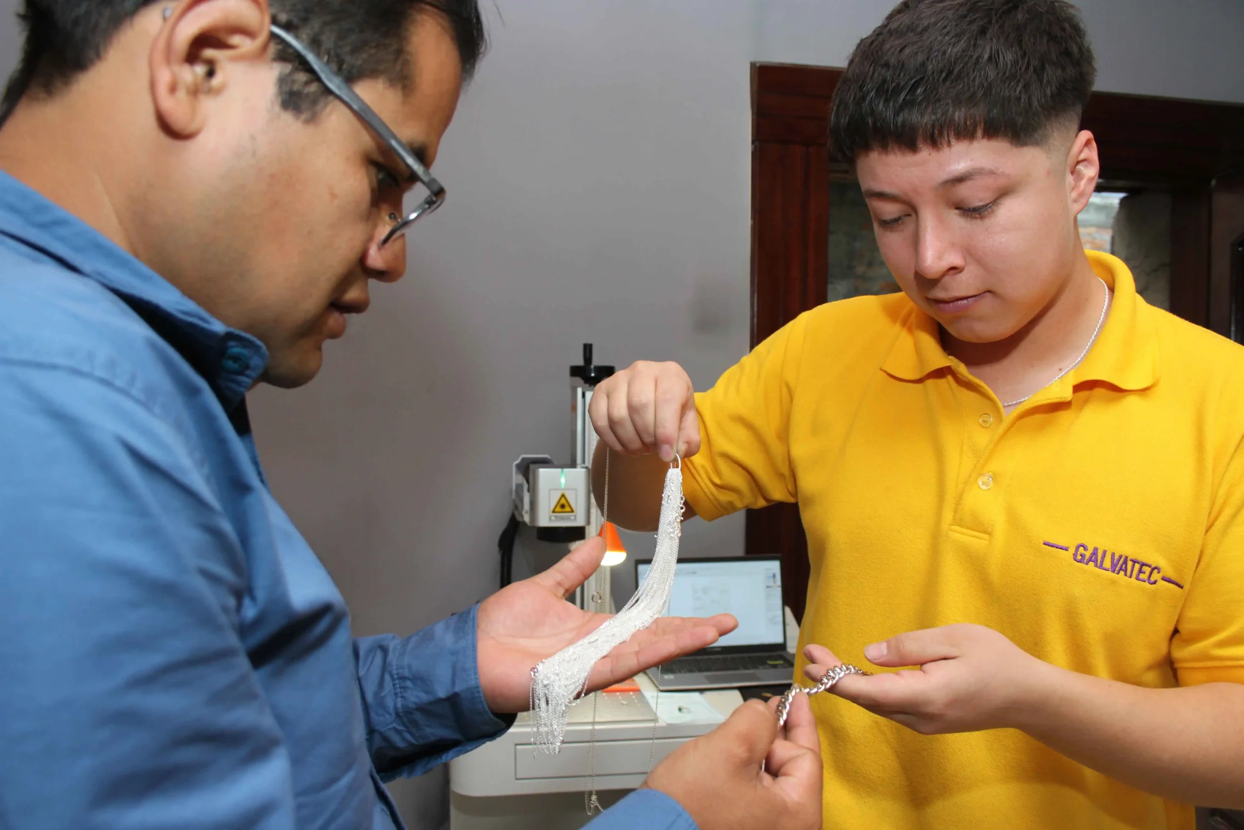 Técnico profesional en galvanoplastia especialistas en Baños de Oro y Plata​.