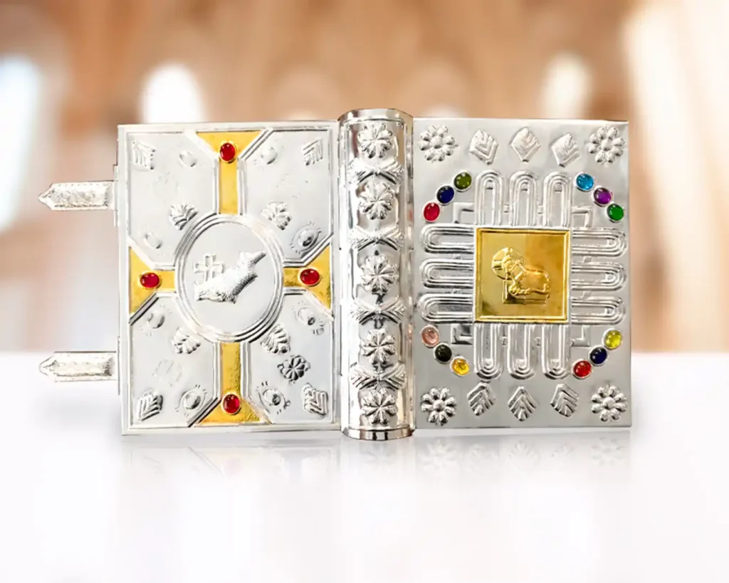 Forro de Biblia religioso en metal repujado elaborado en plata 925 con baño de oro