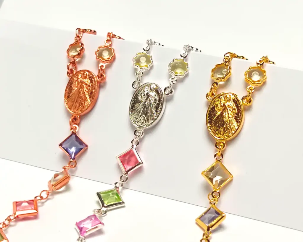 Rosarios personalizados elaborados en brass con recubrimiento de oro rosa, oro amarillo de 18k y plata